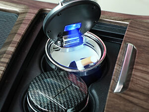 منفضة سجائر للسيارة مزودة بإضاءة LED